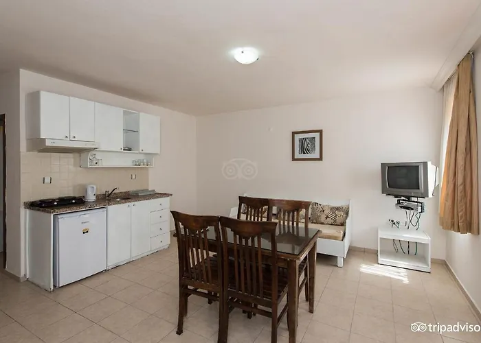 Safari Aparthotel 4*